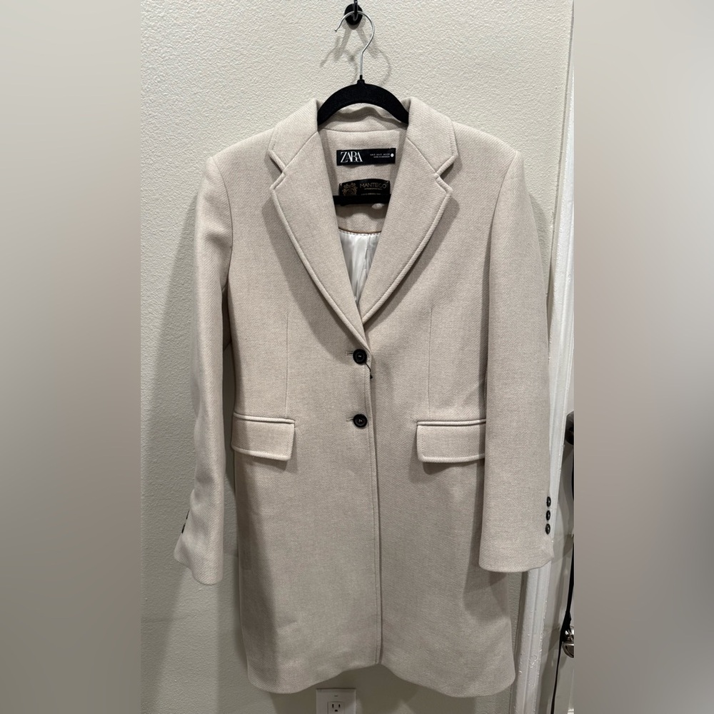 Zara Women's Cream colored Blazer Jacket. Size Small. NWT
